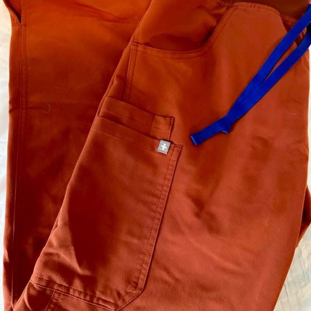 Figs- women’s small Auburn scrub pants